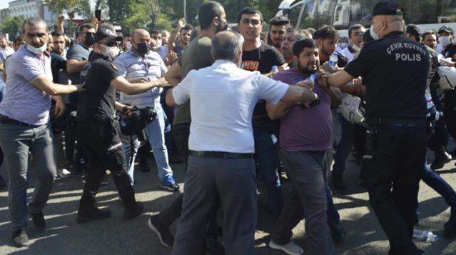 Tütün üreticilerinin yetki belgesi protestosu sürüyor: AK Parti encümeniyim, hepimiz açlıktan ölüyoruz