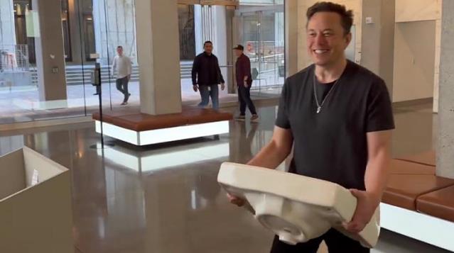 Twitter'ı satın alacak olan Elon Musk, şirket binasına elinde lavabo ile girdi!