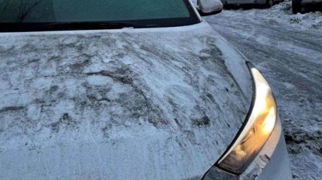 Ukrayna'dan tedirgin eden görüntü! Siyah kar yağdı