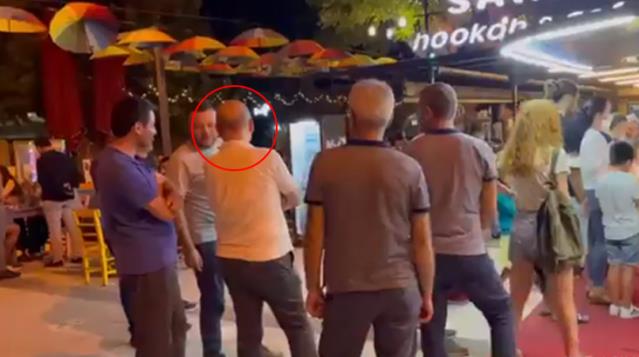 Ulaştırma ve Altyapı Bakanı Adil Karaismailoğlu'nun dondurma sırası beklemesi görenleri şaşırttı