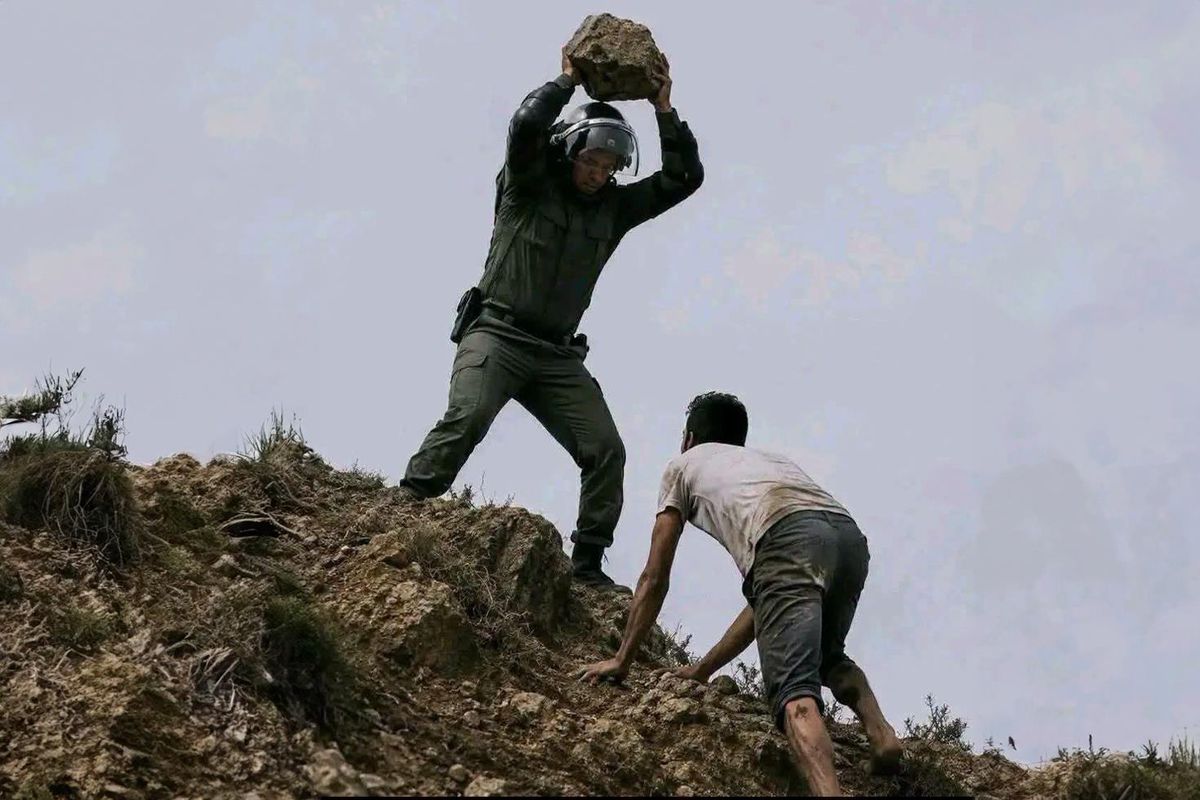 Ülkeye dönen Faslı göçmenlere taşlı müdahale! Görüntüler infial yarattı