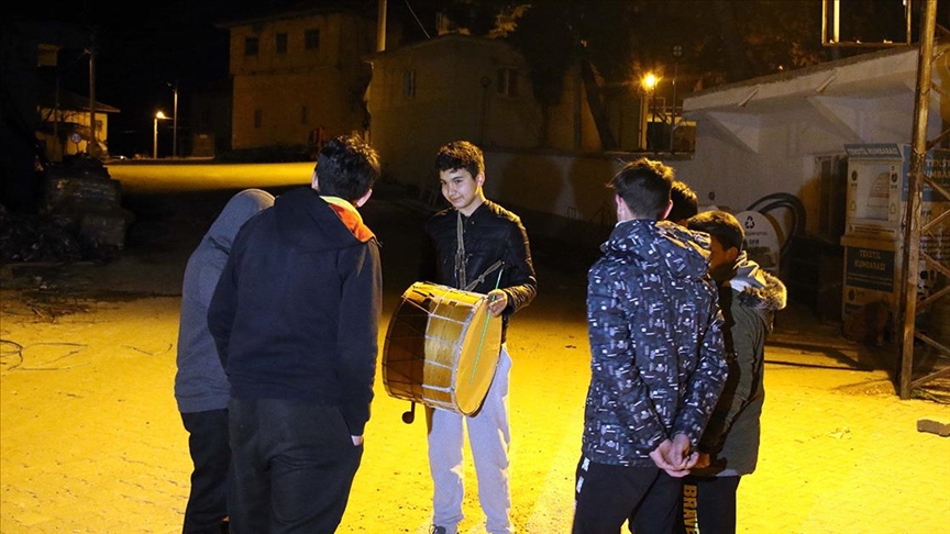 Uşak'ta bir köyün 'ramazan davulcusu' çocuklar oldu