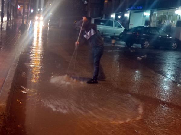 Van'da 20 dakika boyunca aralıksız süren yağış, esnafa zor anlar yaşattı