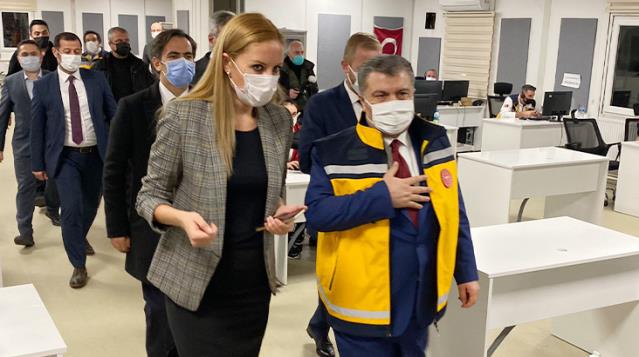 Yeni yıla sağlık çalışanlarıyla giren Bakan Koca, salgında sevindirici noktaya değindi: Hastane yükümüzün düşük olması sevindirici