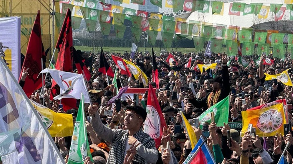 Yenikapı'daki Nevruz kutlamalarında terör örgütü elebaşı Öcalan posterleri açıldı
