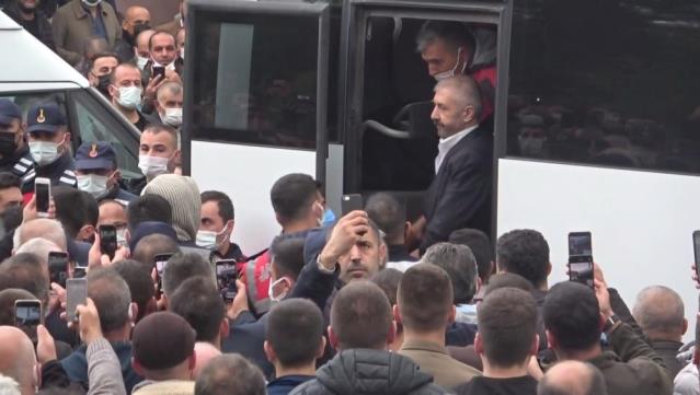 Yeraltı dünyasının tanınan ismi Sedat Şahin kardeşinin cenazesine katıldı, görenler kamerasını açıp birbirleriyle yarıştı