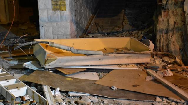 Yıkılma tehlikesi nedeniyle boşaltılan binadan elektrik kablolarını çalmaya çalışırken akıma kapılarak yaşamını yitirdi