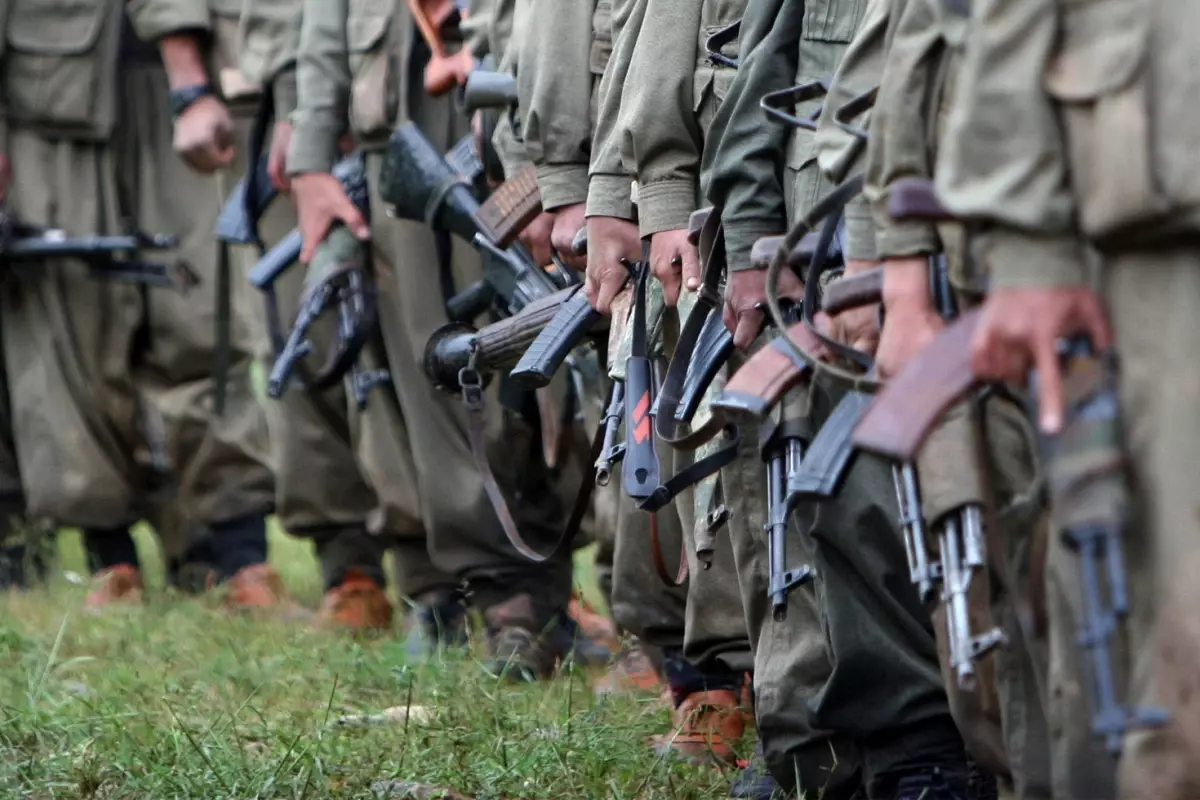 Yüzlerce PKK'lı terörist SDG'ye geçti, Türkiye teyakkuz ilan etti